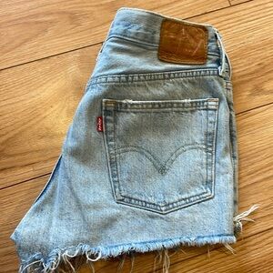 Levi’s button fly shorts 27